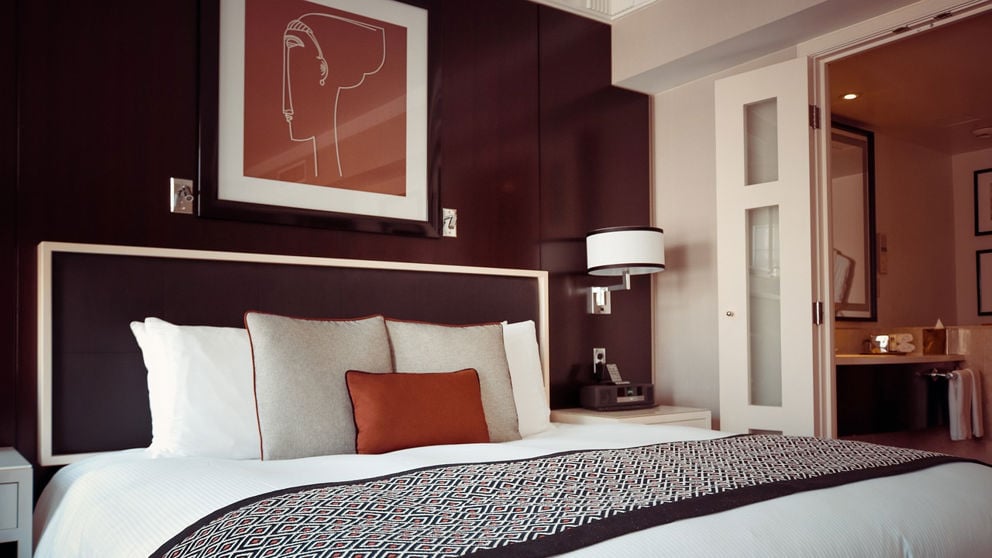 Ett hotellrum med nybäddade sängar